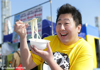 【浦和】Ｊリーグ親膳大使 フォーリンデブ 橋本　陽さんが16日のFC東京戦に来場