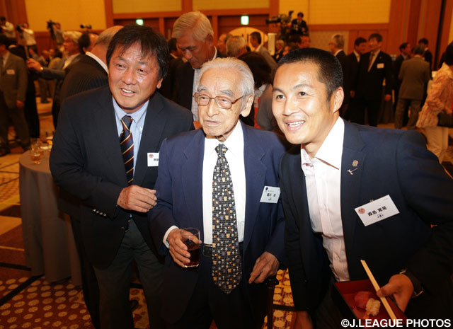 昨年、FIFA会長賞を受賞したライターの賀川浩氏。