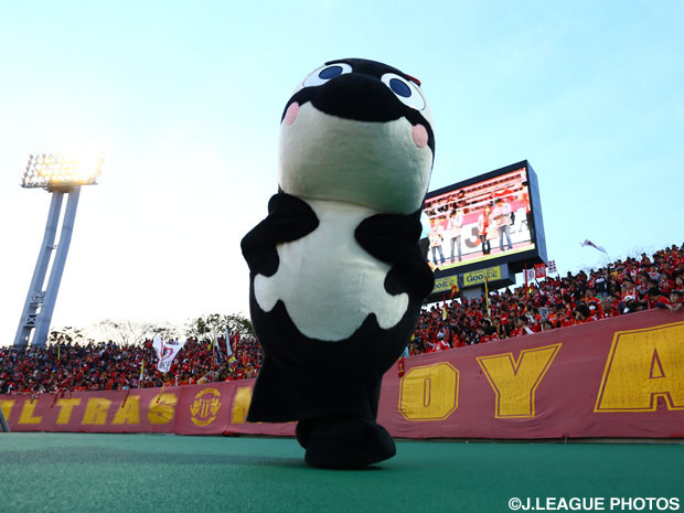 「愛されたいマスコット宣言」しているグランパスくん。（2015年4月18日撮影）