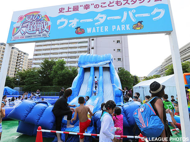 子供たちを熱狂させたプールとスライダーが今年も登場します。（2014年8月23日撮影）