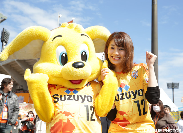 【清水】Ｊリーグ女子マネージャーの佐藤　美希さんがアカニンジャーとともに来場