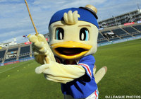 【横浜FM】ピカチュウ×マリノスケのコラボステッカーを限定配布