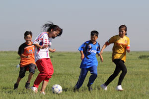 Ｊクラブのユニフォームを着て、大草原を駆け回るモンゴルの子供たち