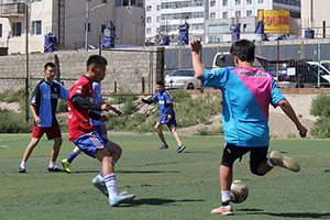 Ｊクラブのユニフォームを着て、サッカーを楽しむモンゴルの子供たち
