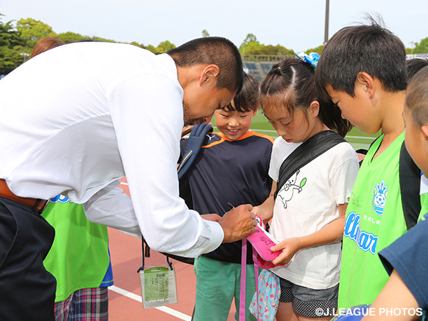 【湘南】松本戦にて「選手サイン会」実施
