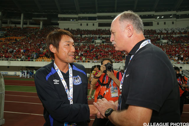 試合後握手を交わす片野坂ヘッドコーチ（G大阪）とスコラーリ監督（広州恒大）