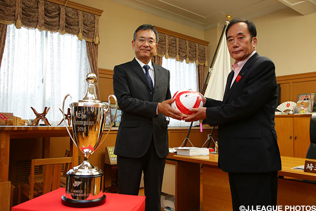 【ヤマザキナビスコカップ】村井チェアマンが埼玉県知事訪問 埼玉スタジアム２００２での決勝開催をPR