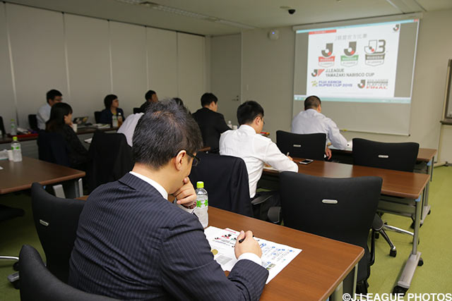 担当者による説明を聞く上海メディアの記者の方々