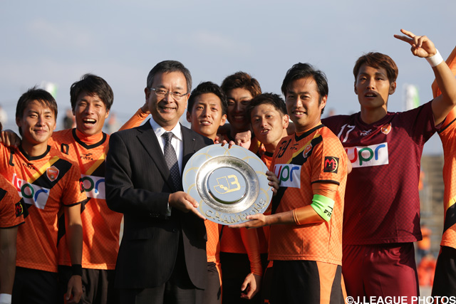 山口を「試合終了の笛まで諦めず、前を向いて戦った精神力は賞賛に値する」と語った村井 満Ｊリーグチェアマン（左）