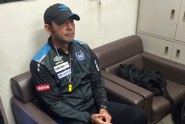 非公開での練習を終えて、囲み取材に対応する長谷川健太監督。（写真：高村 美砂）