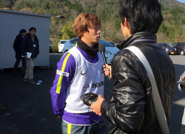 ラジオの取材を受ける清水。好調を維持しておりＧ大阪戦のキーマンとなりそうだ（写真提供：紫熊倶楽部）