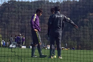 森保監督とボランチコンビの青山、森﨑和が練習後に話し込む場面も（写真提供：紫熊倶楽部）　