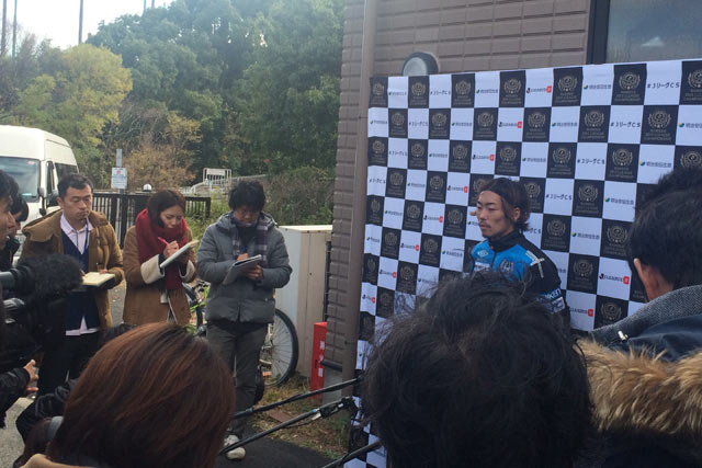 メディアの囲み取材に応じる藤春（写真：高村 美砂）