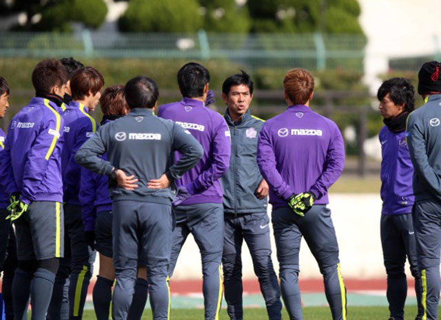  厳しい表情で選手たちに指示を出す森保監督（写真提供：紫熊倶楽部）