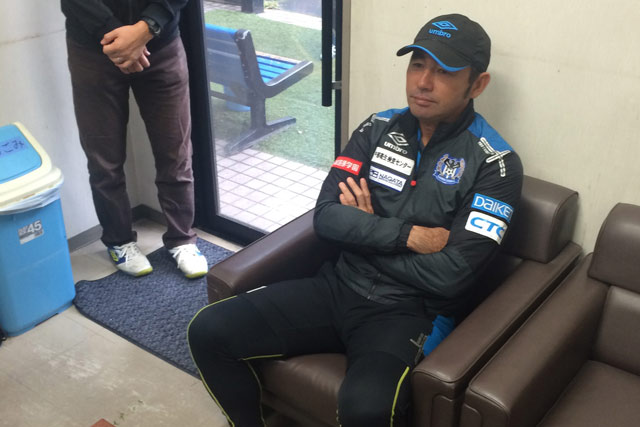  練習後囲み取材に応じる長谷川健太監督。真摯に、熱く、第2戦に向けての意気込みを語った。（写真：高村 美砂）