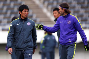 ミキッチと通訳抜きで話し込む森保監督（写真提供：紫熊倶楽部）