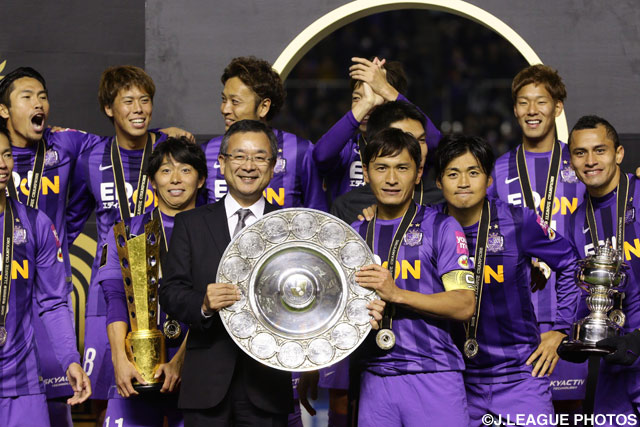 広島を「若手選手とベテラン選手のバランスの良さが際立っていた」と語った村井 満Ｊリーグチェアマン（左）