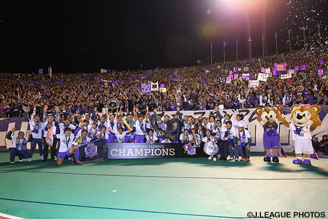 ファン・サポーターと共に優勝を喜ぶ選手たち。この日の会場には確かに森保監督が言及した「サッカー熱」があった