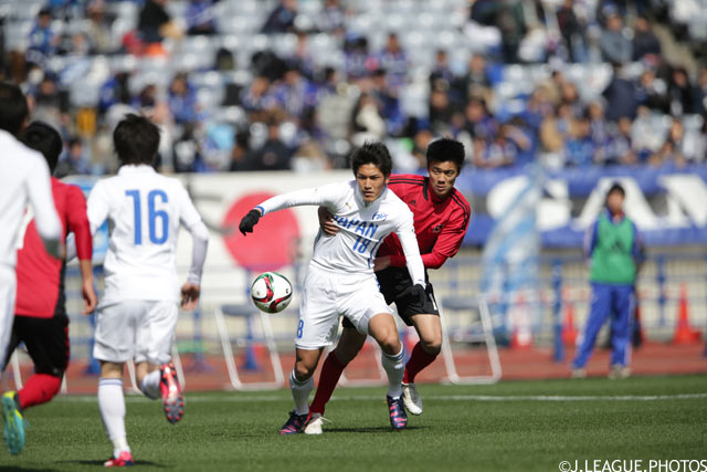 昨年の試合では日本高校サッカー選抜がＵ－１８Ｊリーグ選抜に2-1で勝利しました。