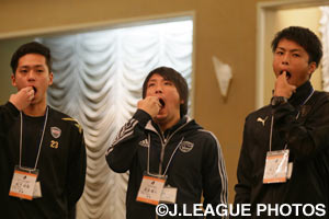 表情の作り方や声の出し方など細かく指示を受ける選手たち