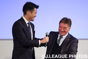 インタビュアーを務めた鈴木 啓太氏。