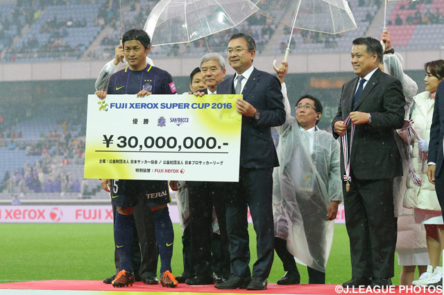 27日（土）に開幕する２０１６明治安田生命Ｊリーグも今から非常に楽しみだと語った村井 満Ｊリーグチェアマン（中央）