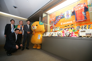 愛媛県のブースにはイメージアップキャラクターの「みきゃん」もお出迎え