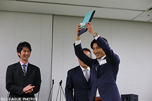 出席者に受講証明書と記念品が手渡された