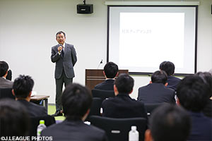 受講生を前にあいさつする村井チェアマン