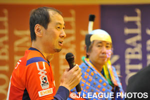 撮影時のエピソードを語る中村氏（左）と制作発起人のツノダ氏（右）