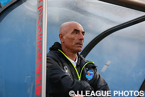 体調不良で今節はベンチ入りが難しい横浜ＦＣのミロシュ ルス監督。チームは苦境を抜け出せるか