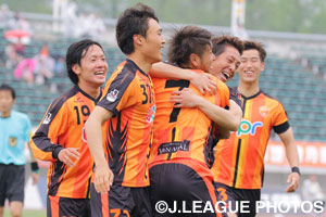 ここ5試合無敗の山口。昨年Ｊ３で猛威を振るった攻撃力はＪ２でも遺憾なく発揮している。