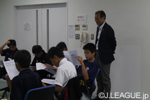 レッスンを視察した原副理事長は「様々な育成現場でこういった機会を実現できれば」と今後の展望を語りました