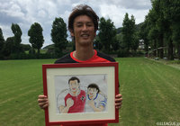 高橋 陽一先生が巻選手に直筆イラストを贈呈！7/3(日)のＣ大阪戦でコラボカード配布！【熊本】