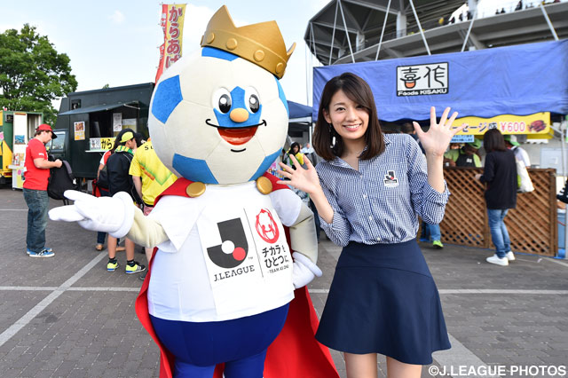 サトミキとＪリーグキングが市立吹田サッカースタジアムに来場します！（2016年5月15日撮影）