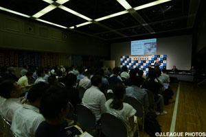 かつてない大型規模の契約とあって、会見場には多くの報道陣が集まった