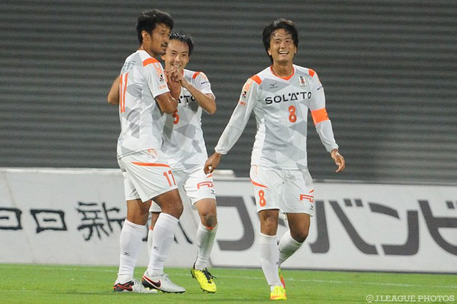 終了間際の藤田のゴールで、愛媛が鮮やかな逆転勝利【サマリー：明治安田Ｊ２ 第11節】