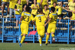 2点を先取した柏が、鹿島の反撃を1点に抑えて後期初勝利を飾った