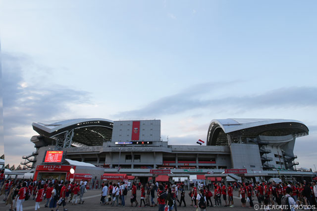 メインスタンドからピッチに向かって左側が浦和レッズの応援席、右側がガンバ大阪の応援席となります。