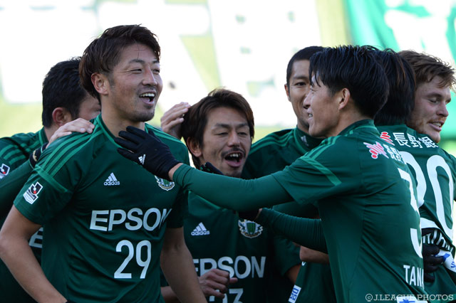 上位3チームが揃って勝利 残留争いはさらに混戦に【サマリー：明治安田Ｊ２ 第39節】