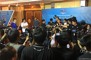 会見には多くの報道陣が詰めかけました