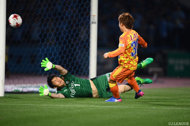 メモリアルゴールとなった得点シーン。