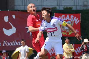 明比 友宏(#11)のゴールなど、前半だけで2得点を奪った広島が今季初勝利を手にした。