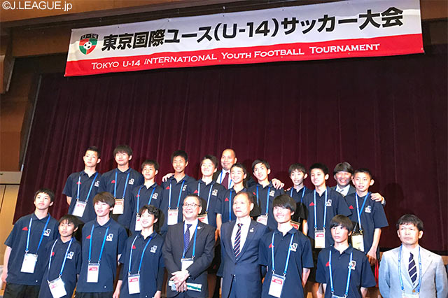 村井 満チェアマンと原 博実副理事長とＵ－１４Ｊリーグ選抜のメンバーたち