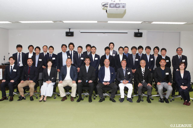 サッカー界だけにとどまらない、競技の枠を超えた、将来のスポーツ経営を担う人材の開発と育成を行っていきます。