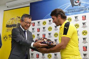 村井チェアマンよりお二人に浴衣がプレゼントされるサプライズも