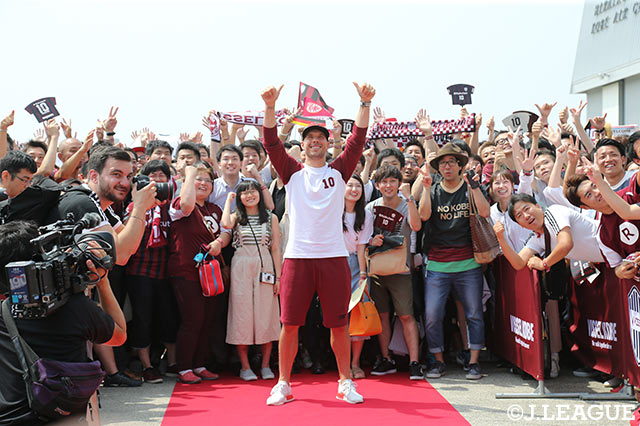 ポドルスキが遂に来日！レッドカーペットの上でファンにお披露目!!【神戸】