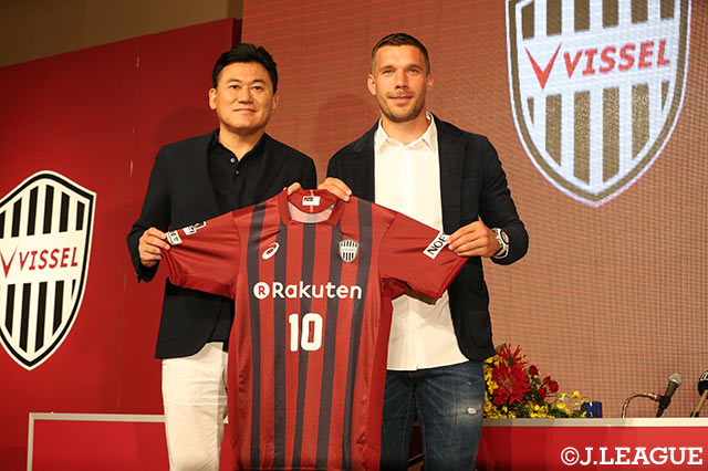 記者会見に出席したポドルスキ（右）。楽天株式会社の代表取締役会長兼社長の三木谷 浩史氏（左）と共に背番号10がプリントされた真新しいユニフォームを披露