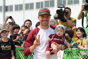 空港では気軽にサインや記念撮影に応じたりと、早速ファンのハートをつかんだ