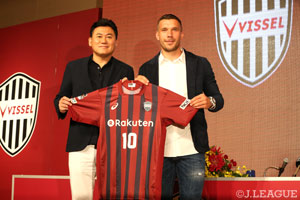 三木谷会長(左)から熱烈なオファーをいただいたのも神戸移籍の理由だと語ったポドルスキ